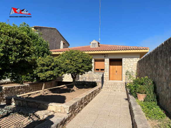 GRACIANO INMOBILIARIA vende chalet con terreno de unos 1.000 m², todo vallado.