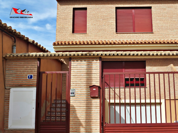 GRACIANO INMOBILIARIA vende chalet adosado en Barrax.