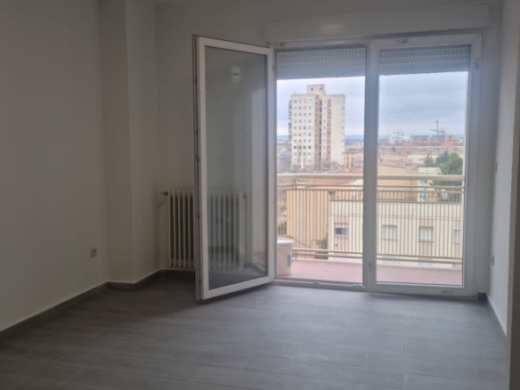 GRACIANO INMOBILIARIA vende estupendo piso en Calle Hellín, junto a El Corte Inglés.