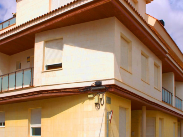 GACIANO INMOBILIARIA vende exclusiva vivienda de nueva construcción en La Gineta, con una superficie útil aproximada entre 150 y 180 m², construida con materiales de primera calidad y excelentes aislamientos.