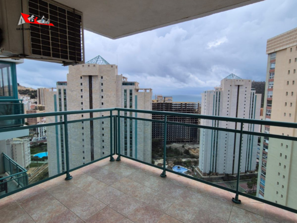 GRACIANO INMOBILIARIA vende apartamento en Villajoyosa, Alicante. Con vistas a la playa a unos 200 m2.