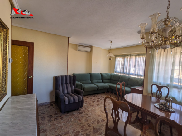 GRACIANO INMOBILIARIA vende piso de gran tamaño en Av. Ramón y cajal, Albacete.