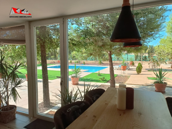 GRACIANO INMOBILIARIA vende acogedor chalet cerca de Los Altos de Escucha.