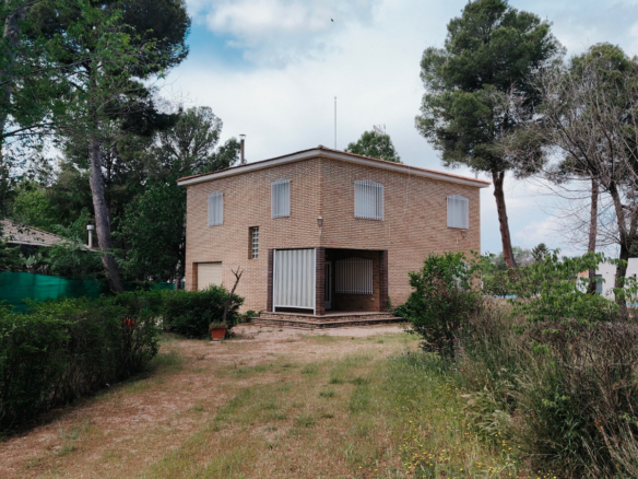 GRACIANO INMOBILIARIA vende parcela a unos 4 km de Albacete en la Urbanización las viñas.