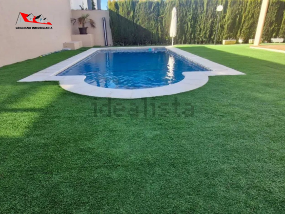 GRACIANO INMOBILIARIA vende fantastico chalet independiente en unas de las mejores urbanizaciones, a tan solo 3’5 km de Albacete.