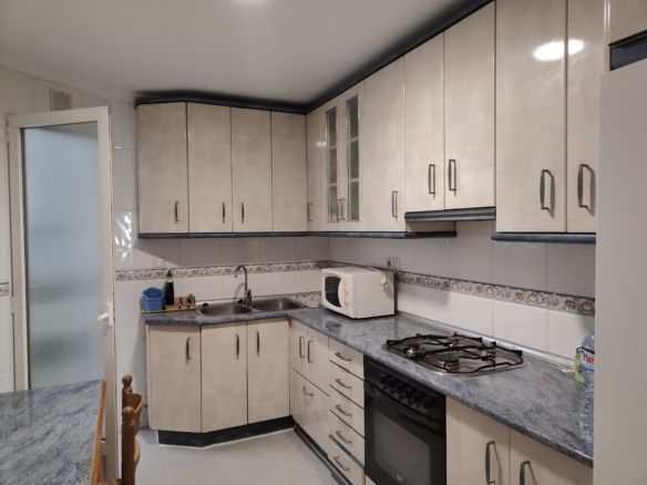 GRACIANO INMOBILIARIA vende bonito apartamento en paseo de Circunvalación, cerca del Carrefour.