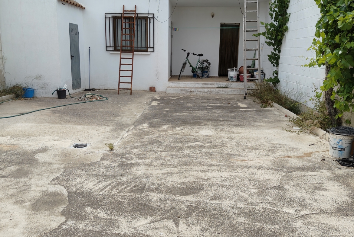 Graciano Inmobiliaria vende, chalet adosado en Aguas Nuevas a 11 kilómetros de Albacete en la zona de la avenida del cuartel de la guardia civil.