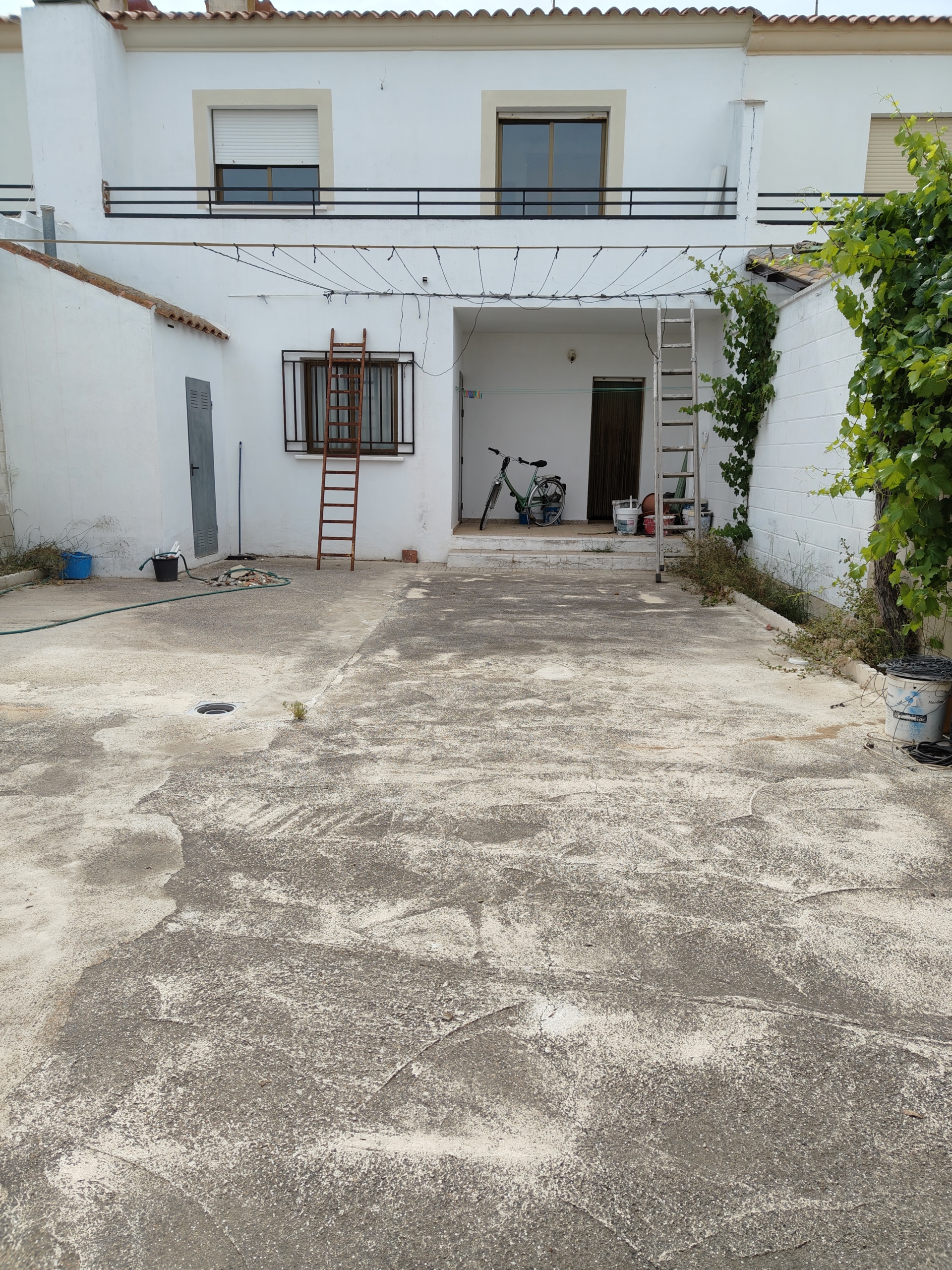 Graciano Inmobiliaria vende, chalet adosado en Aguas Nuevas a 11 kilómetros de Albacete en la zona de la avenida del cuartel de la guardia civil.