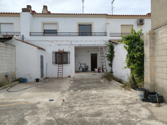 Chalet adosado en venta en Aguas Nuevas a 11 kilómetros de Albacete en la zona de la avenida del cuartel de la guardia civil.