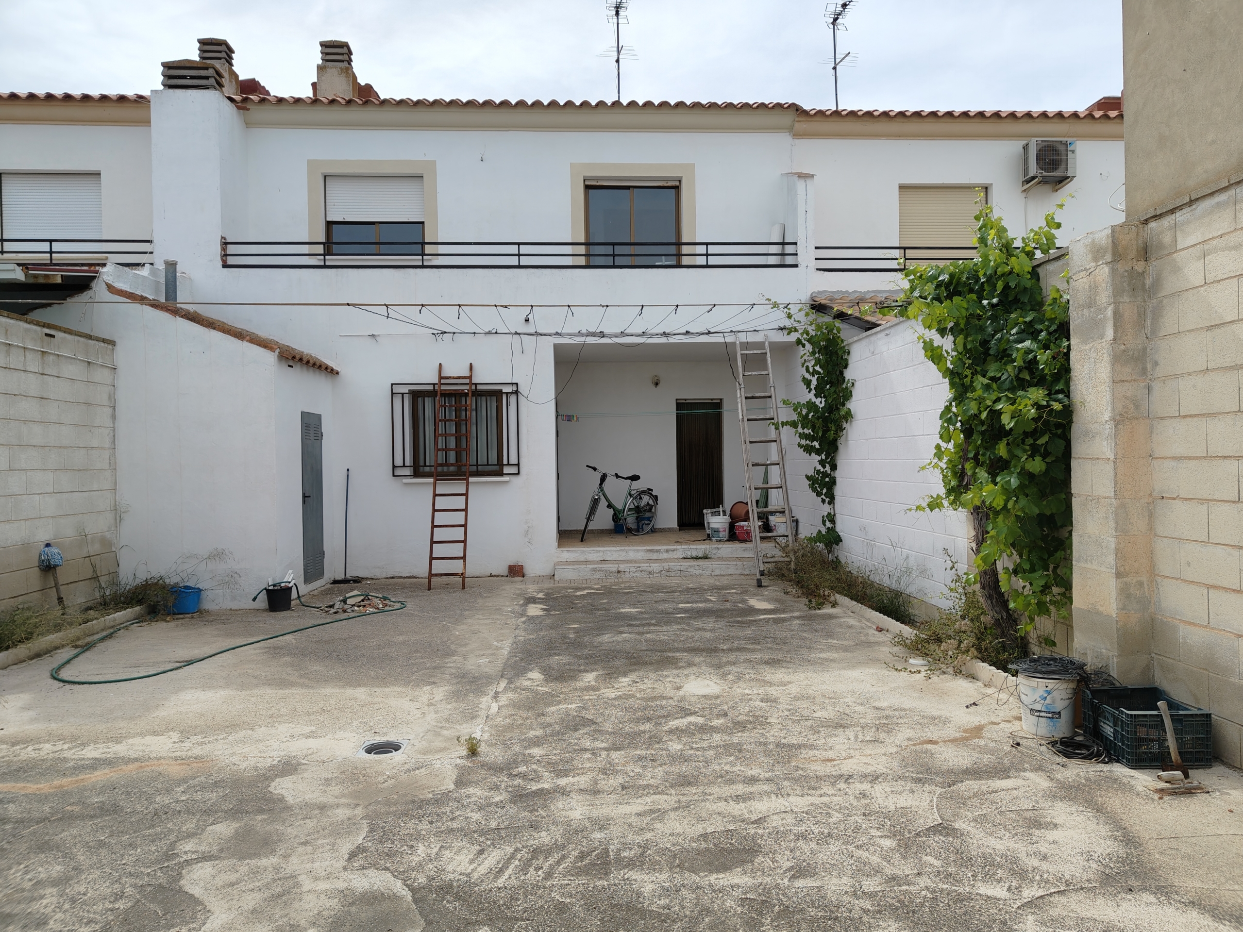 Graciano Inmobiliaria vende, chalet adosado en Aguas Nuevas a 11 kilómetros de Albacete en la zona de la avenida del cuartel de la guardia civil.
