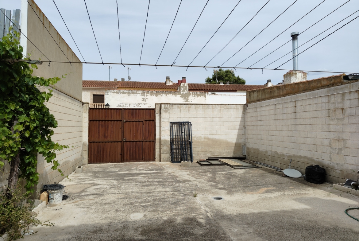 Graciano Inmobiliaria vende, chalet adosado en Aguas Nuevas a 11 kilómetros de Albacete en la zona de la avenida del cuartel de la guardia civil.