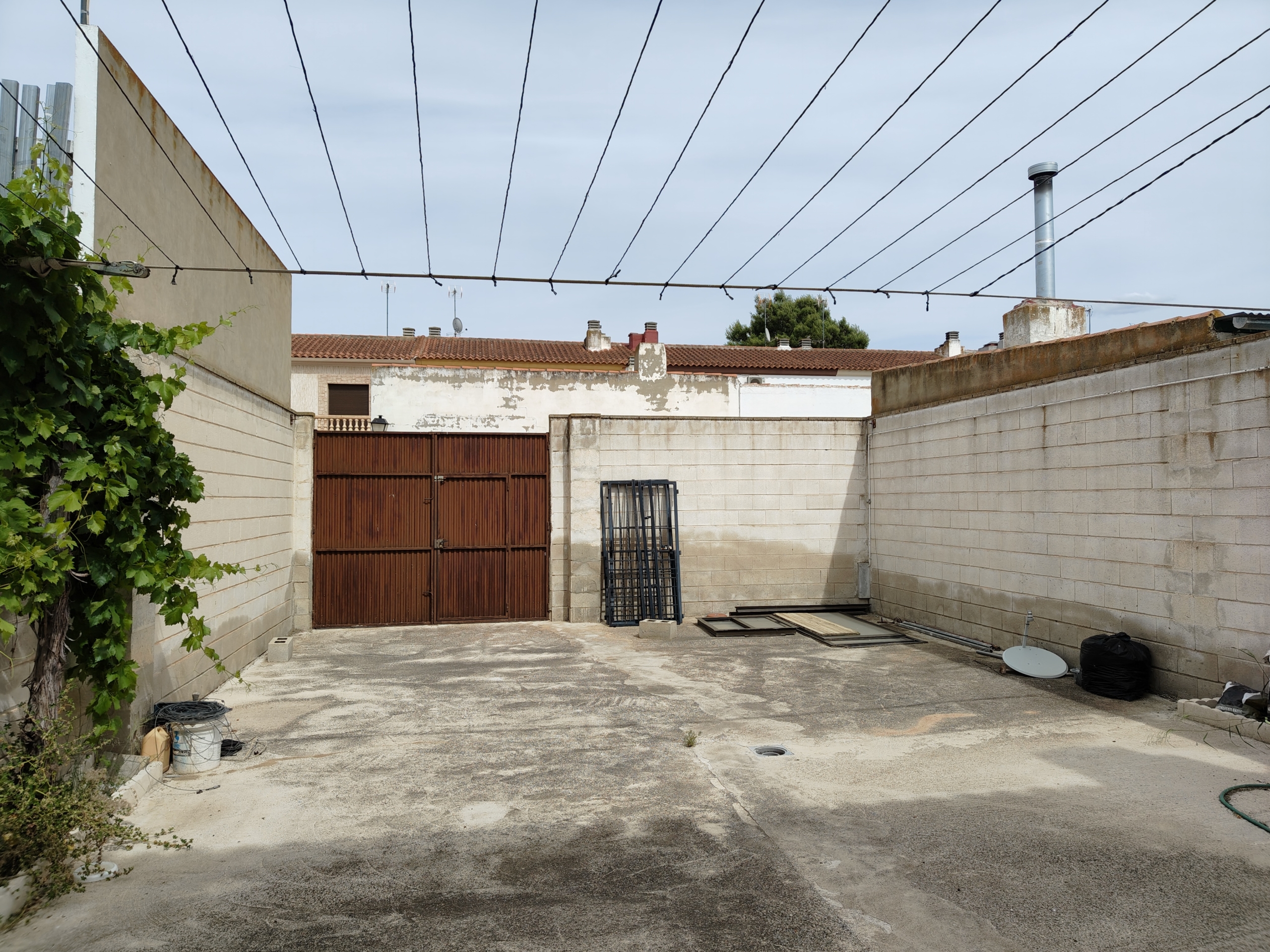 Graciano Inmobiliaria vende, chalet adosado en Aguas Nuevas a 11 kilómetros de Albacete en la zona de la avenida del cuartel de la guardia civil.