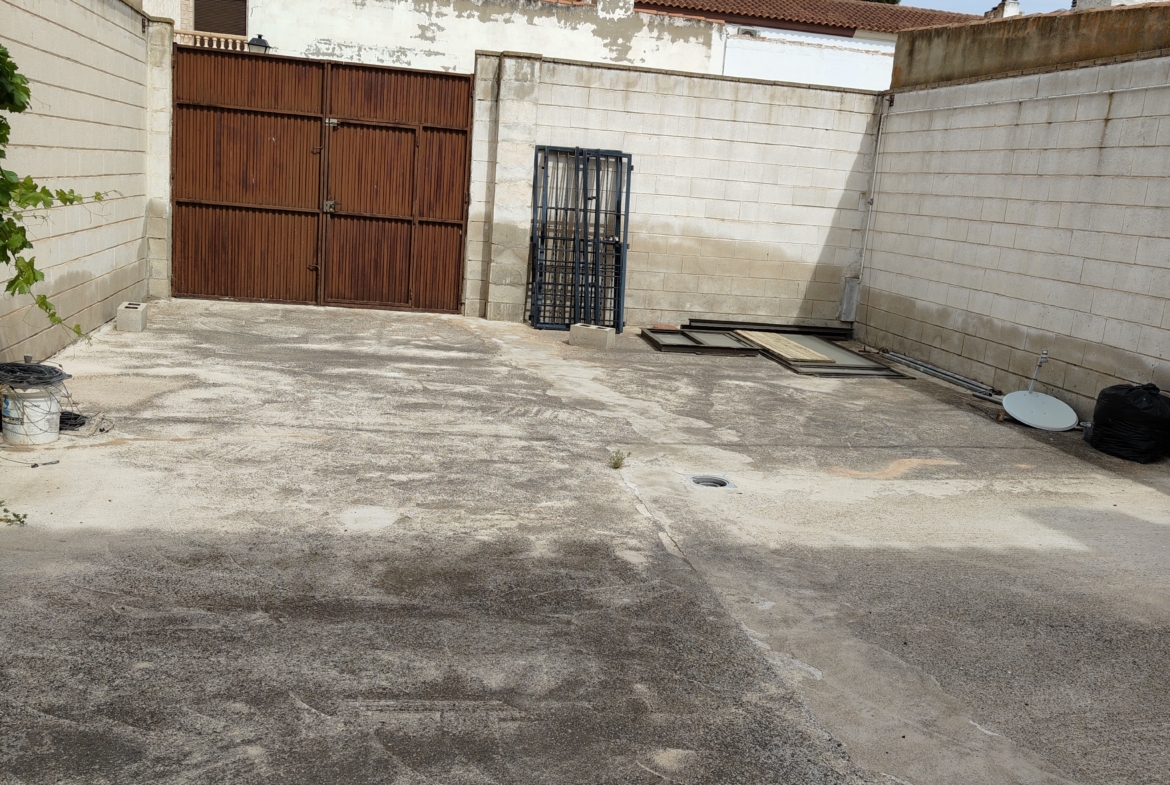 Graciano Inmobiliaria vende, chalet adosado en Aguas Nuevas a 11 kilómetros de Albacete en la zona de la avenida del cuartel de la guardia civil.