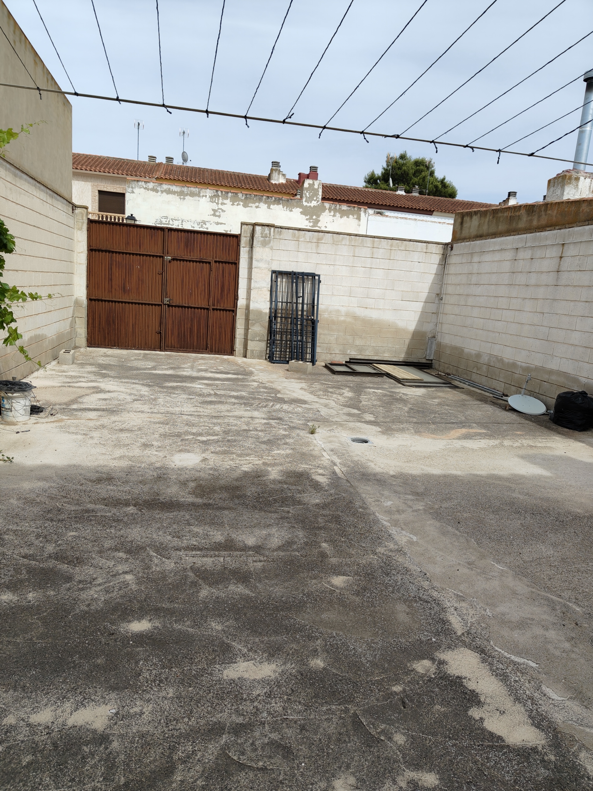 Graciano Inmobiliaria vende, chalet adosado en Aguas Nuevas a 11 kilómetros de Albacete en la zona de la avenida del cuartel de la guardia civil.