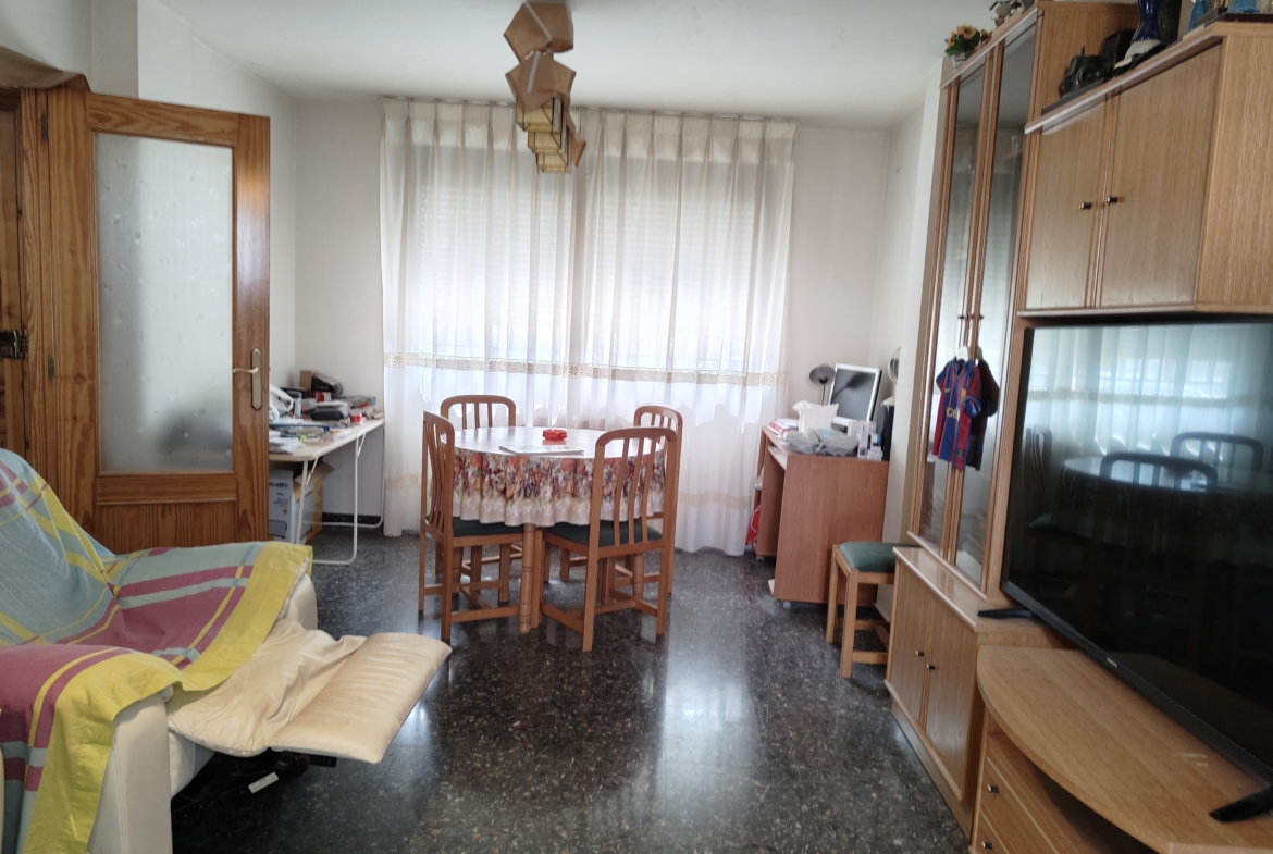 Graciano Inmobiliaria vende, chalet adosado en Aguas Nuevas a 11 kilómetros de Albacete en la zona de la avenida del cuartel de la guardia civil.
