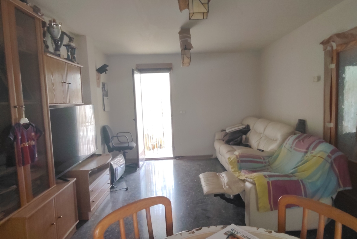 Graciano Inmobiliaria vende, chalet adosado en Aguas Nuevas a 11 kilómetros de Albacete en la zona de la avenida del cuartel de la guardia civil.