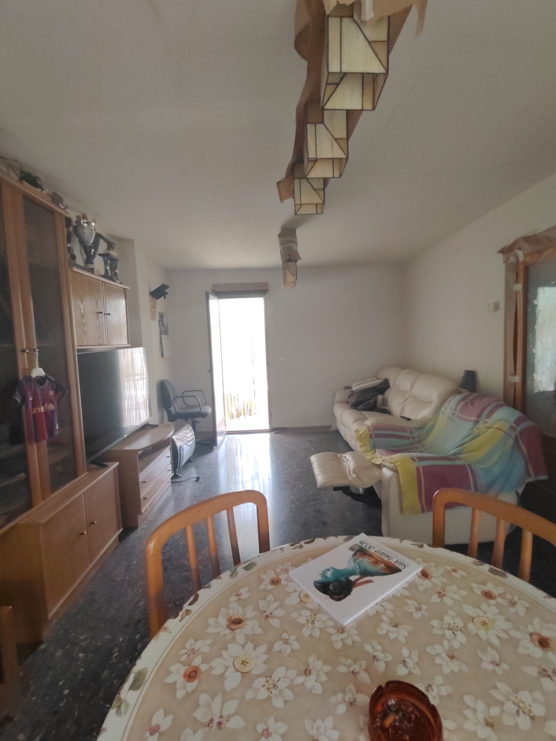 Graciano Inmobiliaria vende, chalet adosado en Aguas Nuevas a 11 kilómetros de Albacete en la zona de la avenida del cuartel de la guardia civil.