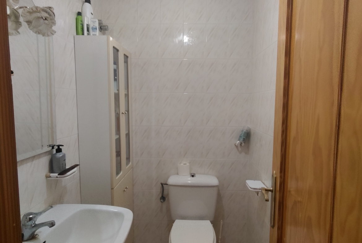 Graciano Inmobiliaria vende, chalet adosado en Aguas Nuevas a 11 kilómetros de Albacete en la zona de la avenida del cuartel de la guardia civil.