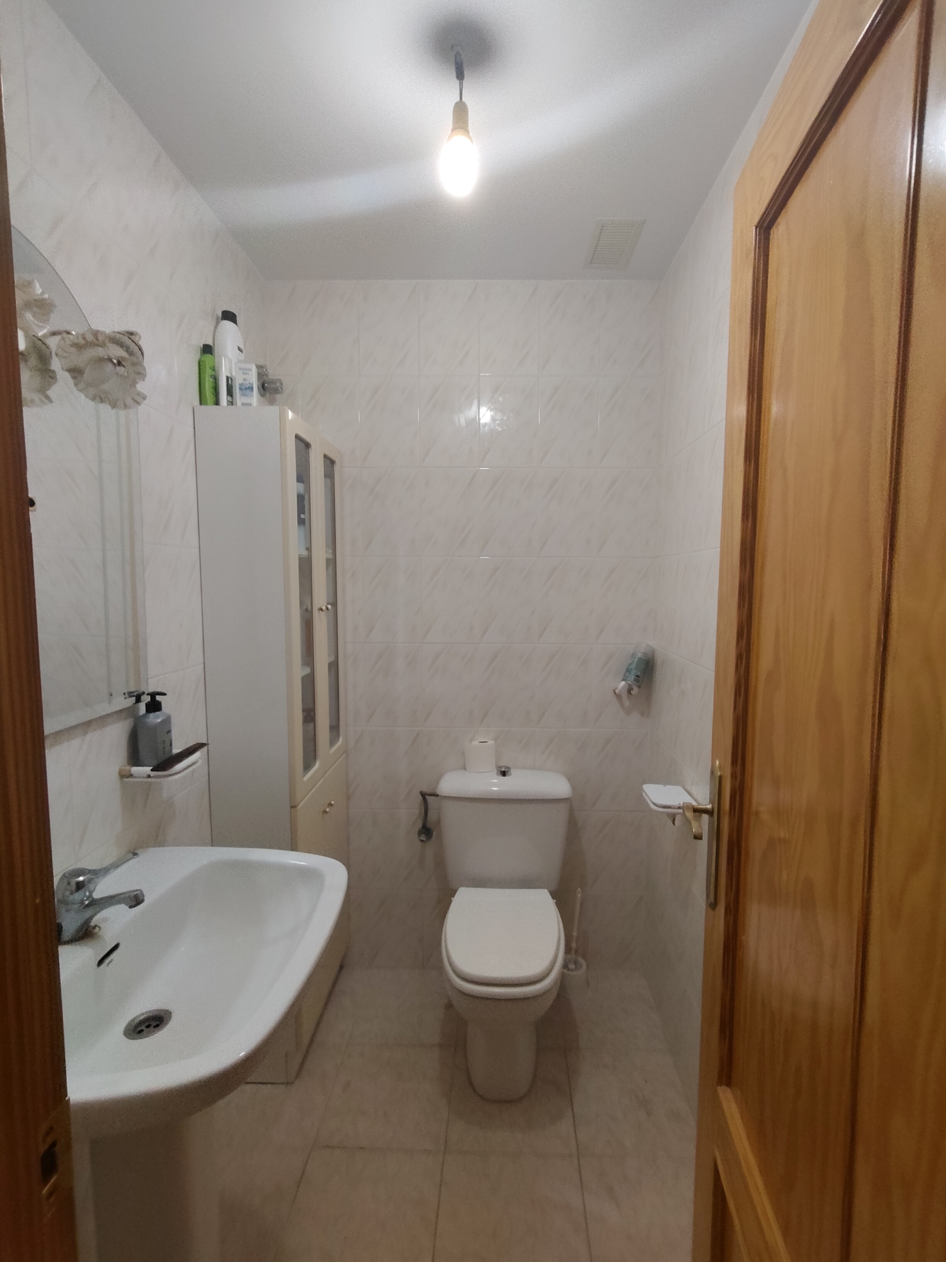 Graciano Inmobiliaria vende, chalet adosado en Aguas Nuevas a 11 kilómetros de Albacete en la zona de la avenida del cuartel de la guardia civil.