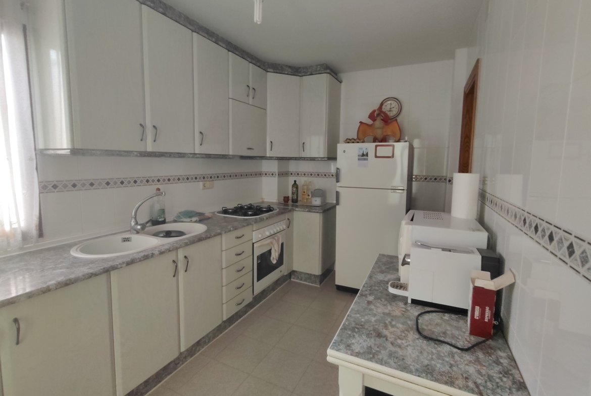 Graciano Inmobiliaria vende, chalet adosado en Aguas Nuevas a 11 kilómetros de Albacete en la zona de la avenida del cuartel de la guardia civil.