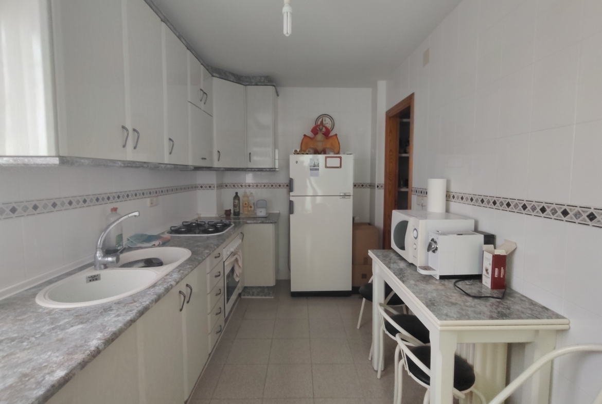 Graciano Inmobiliaria vende, chalet adosado en Aguas Nuevas a 11 kilómetros de Albacete en la zona de la avenida del cuartel de la guardia civil.