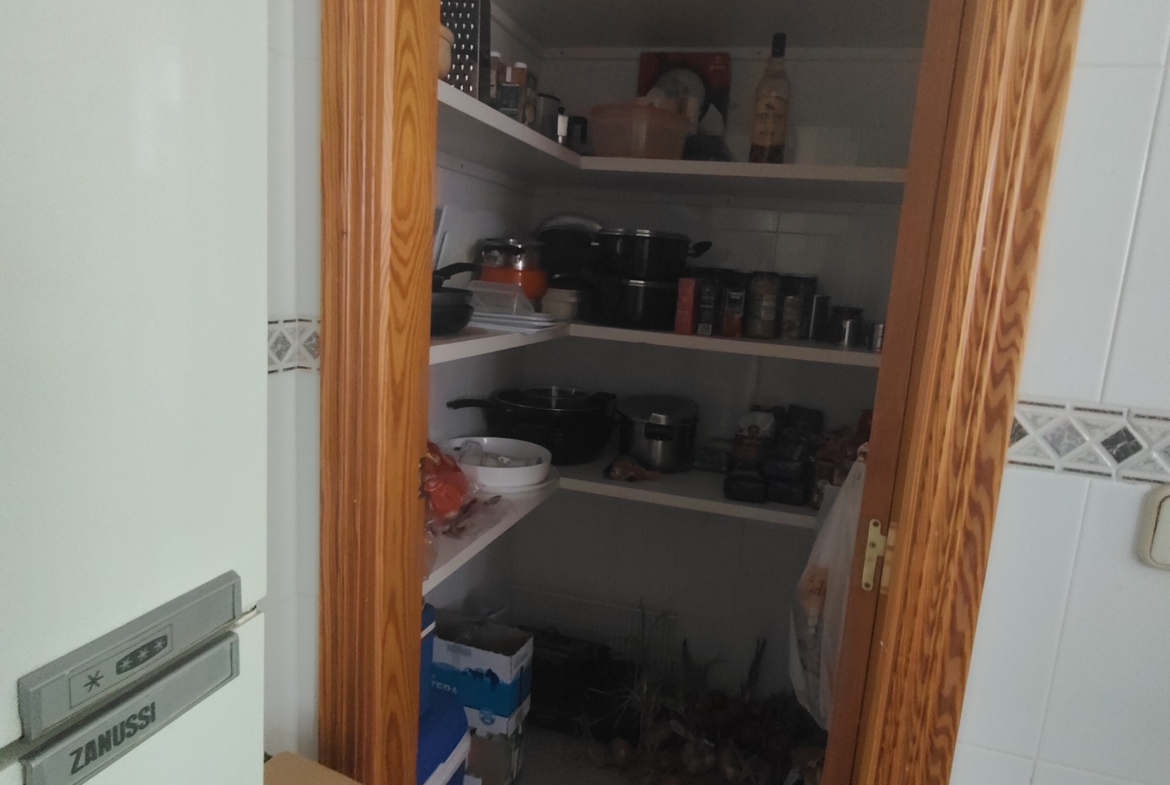 Graciano Inmobiliaria vende, chalet adosado en Aguas Nuevas a 11 kilómetros de Albacete en la zona de la avenida del cuartel de la guardia civil.