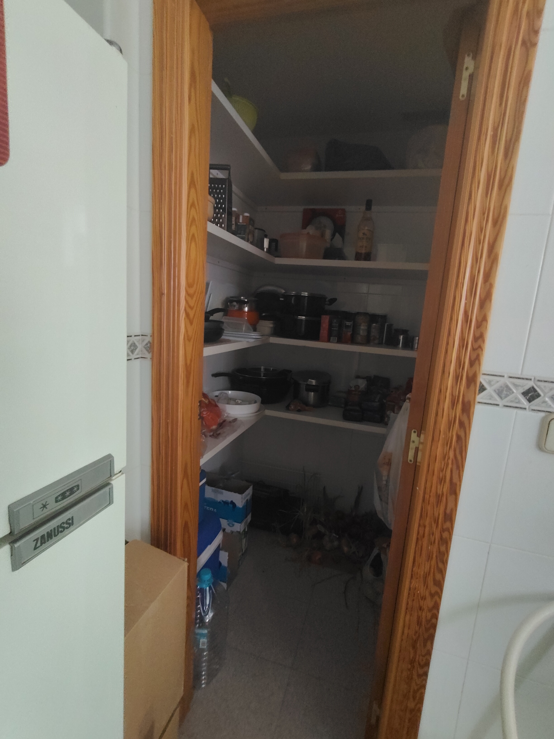Graciano Inmobiliaria vende, chalet adosado en Aguas Nuevas a 11 kilómetros de Albacete en la zona de la avenida del cuartel de la guardia civil.