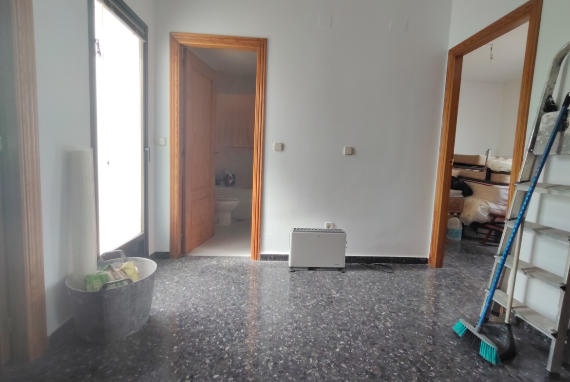 Graciano Inmobiliaria vende, chalet adosado en Aguas Nuevas a 11 kilómetros de Albacete en la zona de la avenida del cuartel de la guardia civil.
