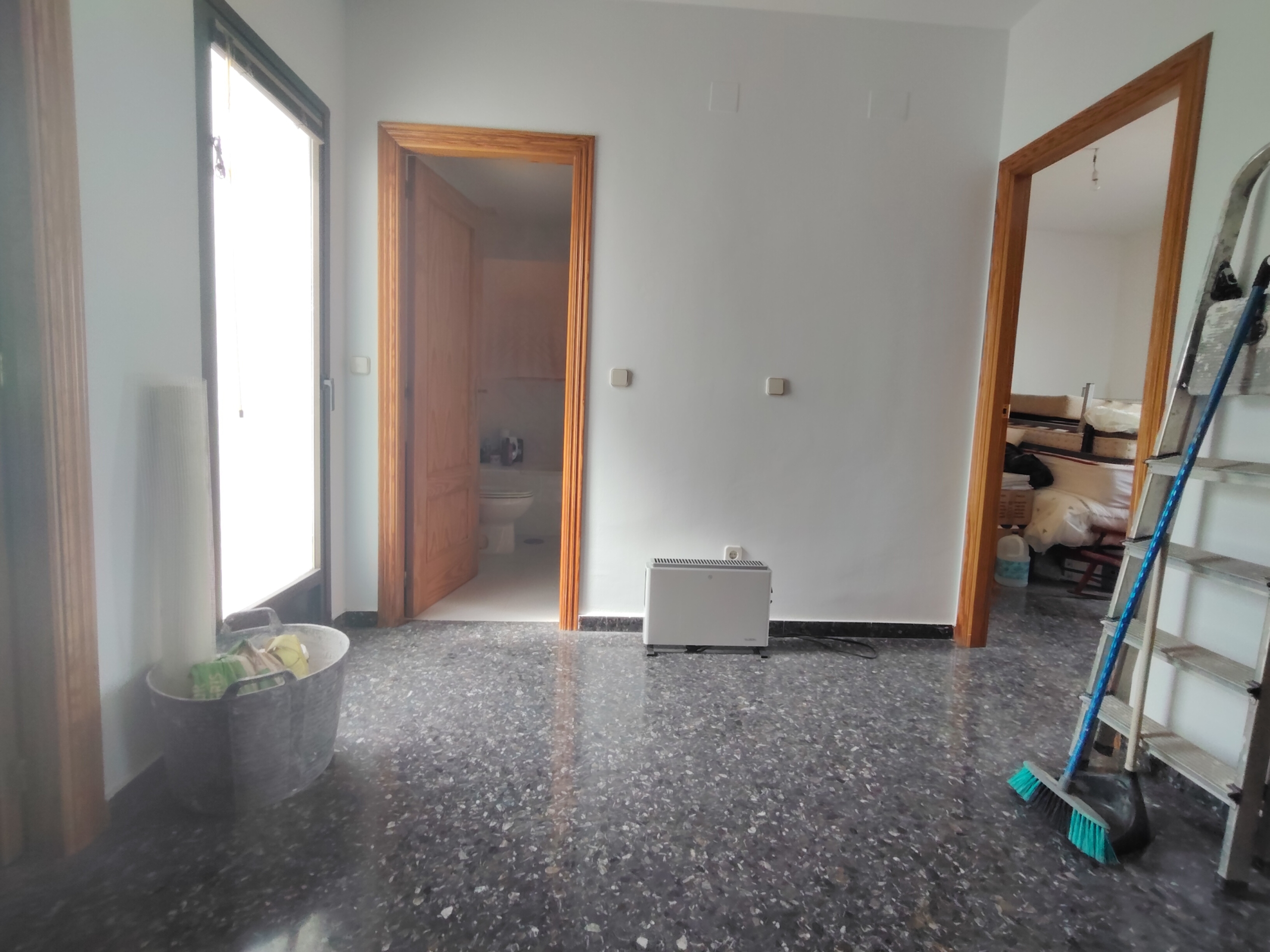Graciano Inmobiliaria vende, chalet adosado en Aguas Nuevas a 11 kilómetros de Albacete en la zona de la avenida del cuartel de la guardia civil.