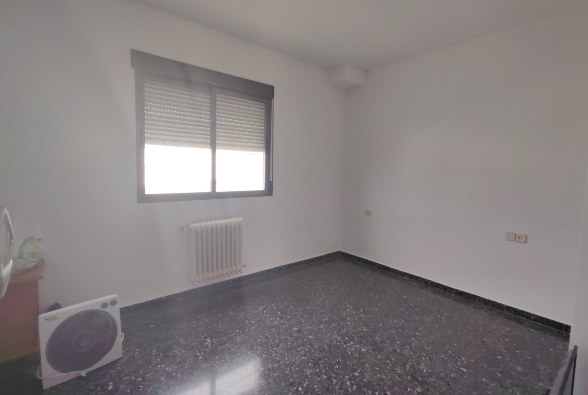 Graciano Inmobiliaria vende, chalet adosado en Aguas Nuevas a 11 kilómetros de Albacete en la zona de la avenida del cuartel de la guardia civil.