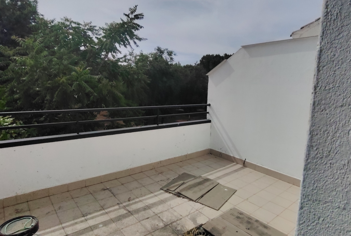 Graciano Inmobiliaria vende, chalet adosado en Aguas Nuevas a 11 kilómetros de Albacete en la zona de la avenida del cuartel de la guardia civil.