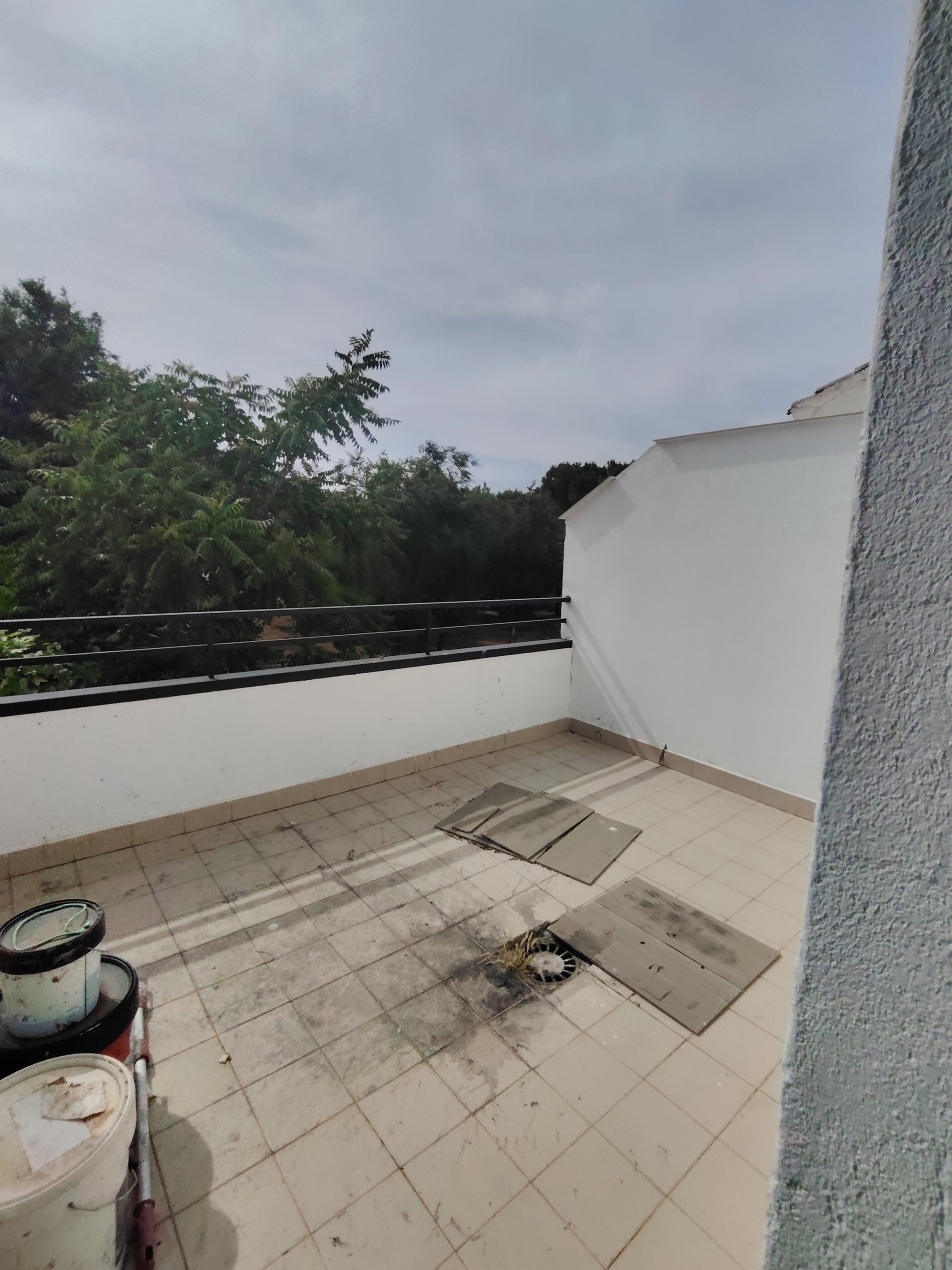 Graciano Inmobiliaria vende, chalet adosado en Aguas Nuevas a 11 kilómetros de Albacete en la zona de la avenida del cuartel de la guardia civil.