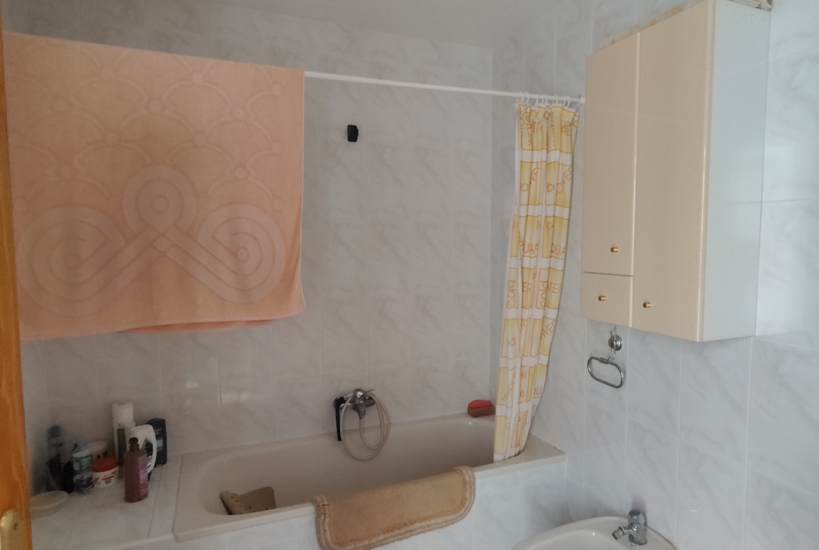 Graciano Inmobiliaria vende, chalet adosado en Aguas Nuevas a 11 kilómetros de Albacete en la zona de la avenida del cuartel de la guardia civil.