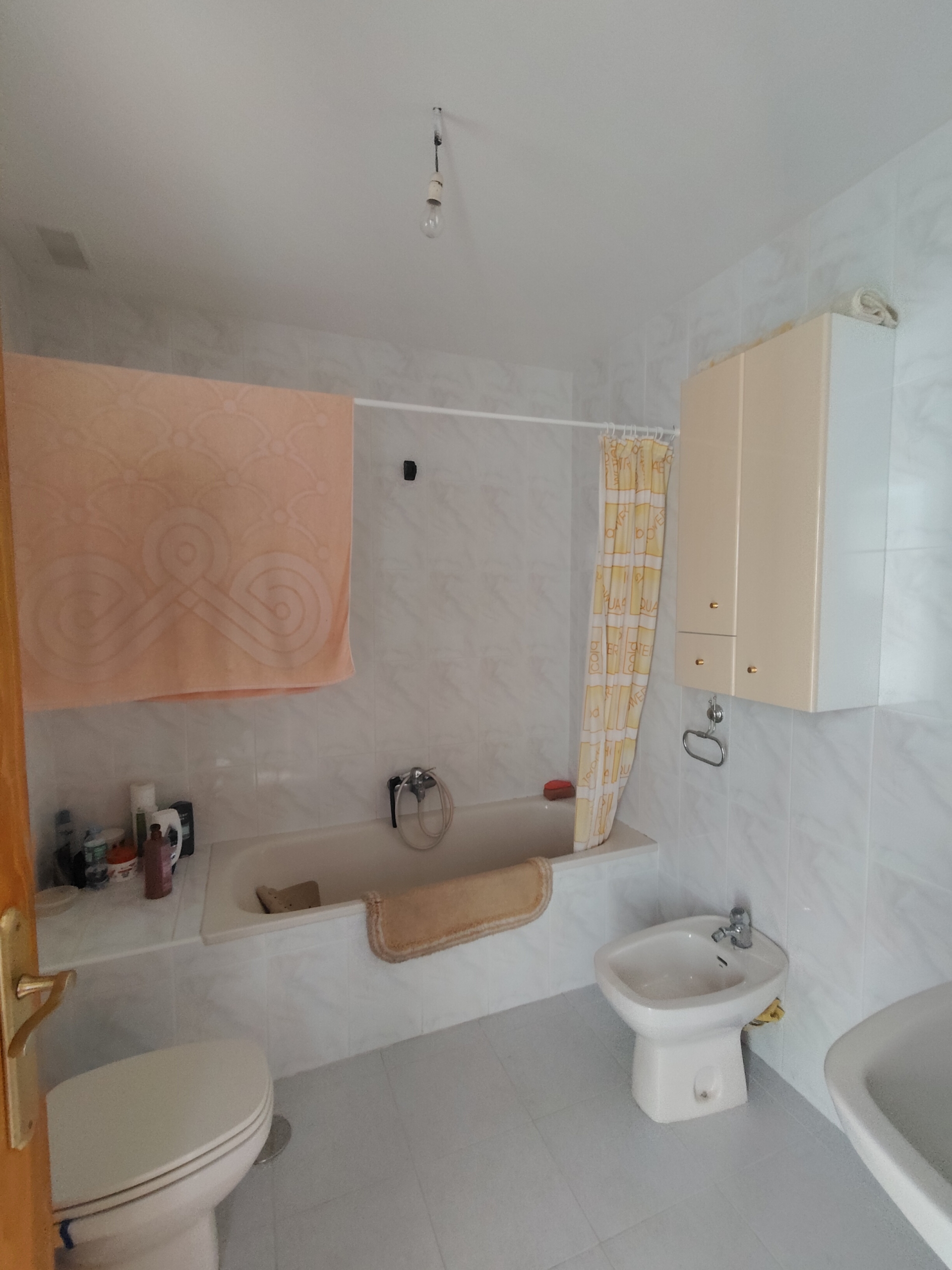 Graciano Inmobiliaria vende, chalet adosado en Aguas Nuevas a 11 kilómetros de Albacete en la zona de la avenida del cuartel de la guardia civil.