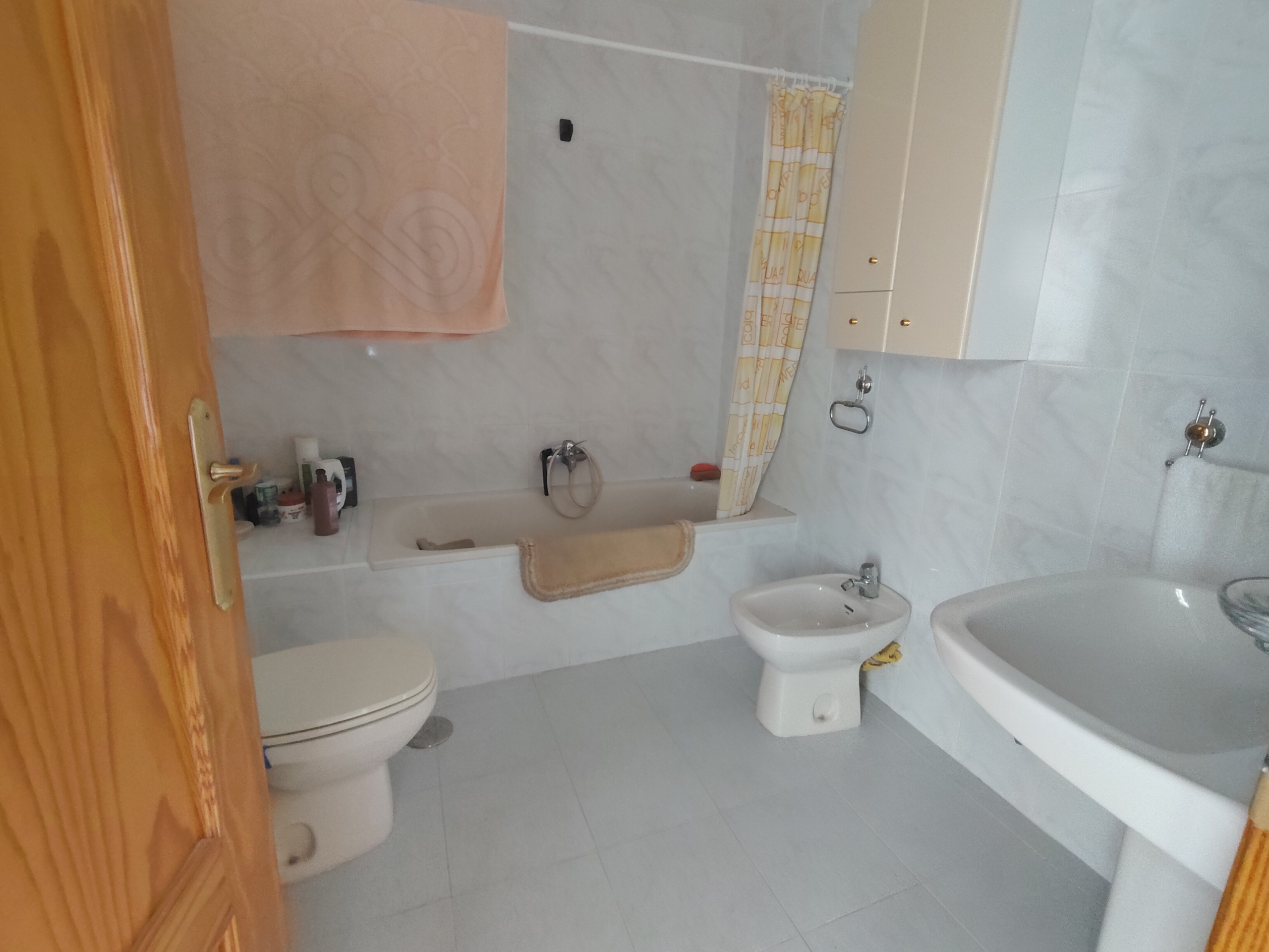 Graciano Inmobiliaria vende, chalet adosado en Aguas Nuevas a 11 kilómetros de Albacete en la zona de la avenida del cuartel de la guardia civil.