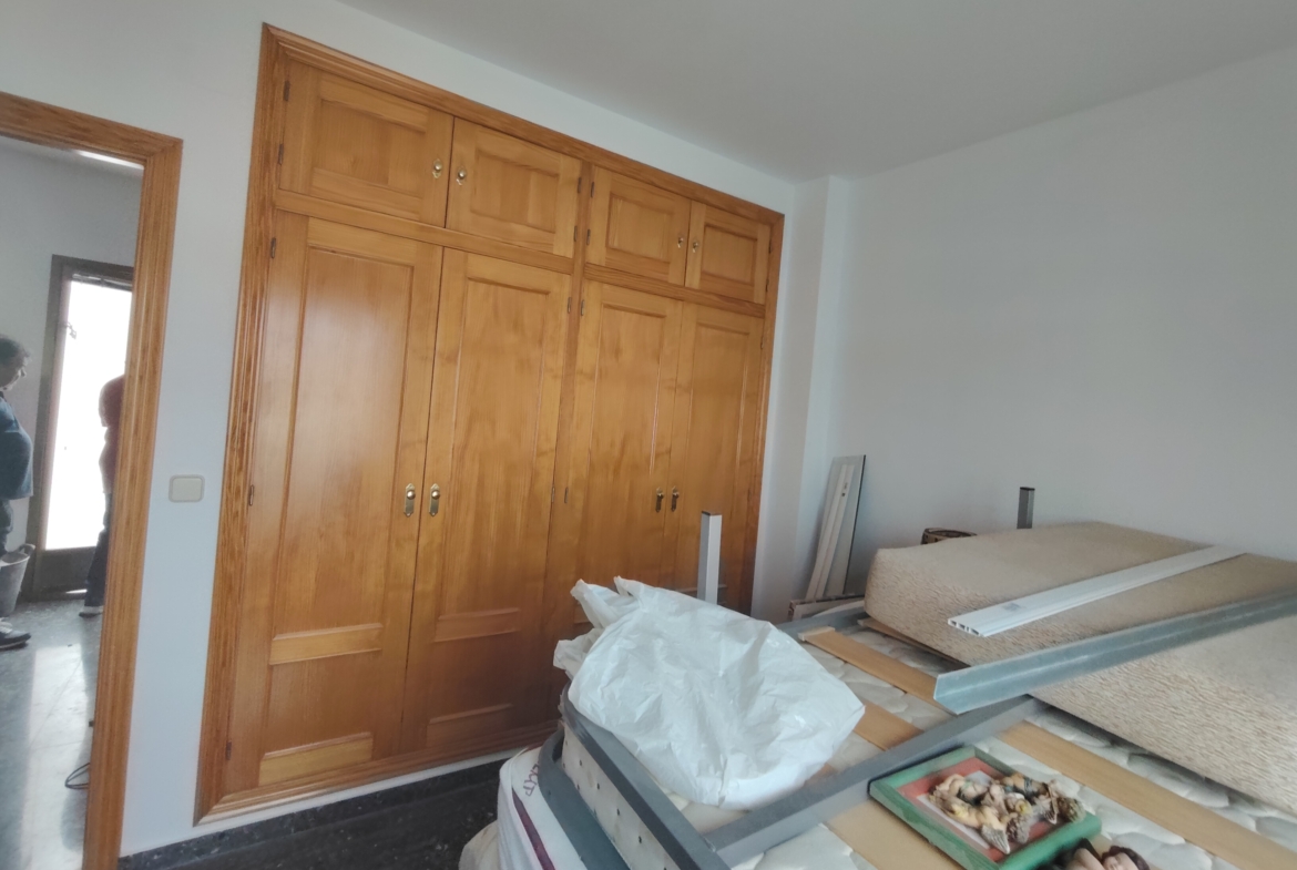 Graciano Inmobiliaria vende, chalet adosado en Aguas Nuevas a 11 kilómetros de Albacete en la zona de la avenida del cuartel de la guardia civil.