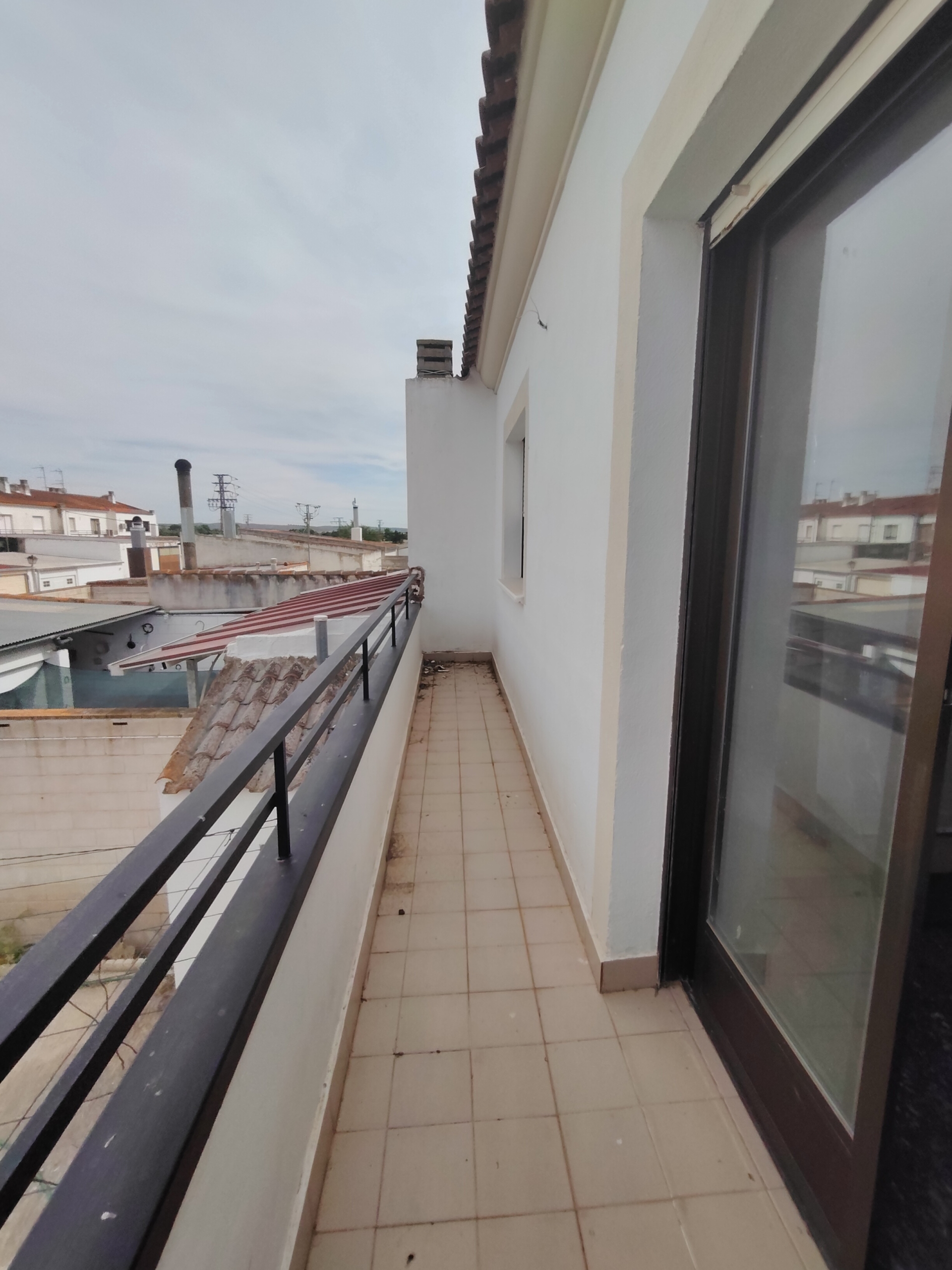 Graciano Inmobiliaria vende, chalet adosado en Aguas Nuevas a 11 kilómetros de Albacete en la zona de la avenida del cuartel de la guardia civil.