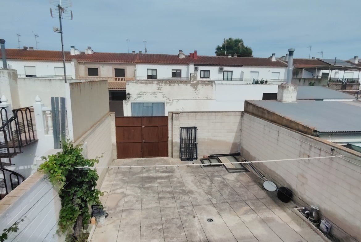 Graciano Inmobiliaria vende, chalet adosado en Aguas Nuevas a 11 kilómetros de Albacete en la zona de la avenida del cuartel de la guardia civil.