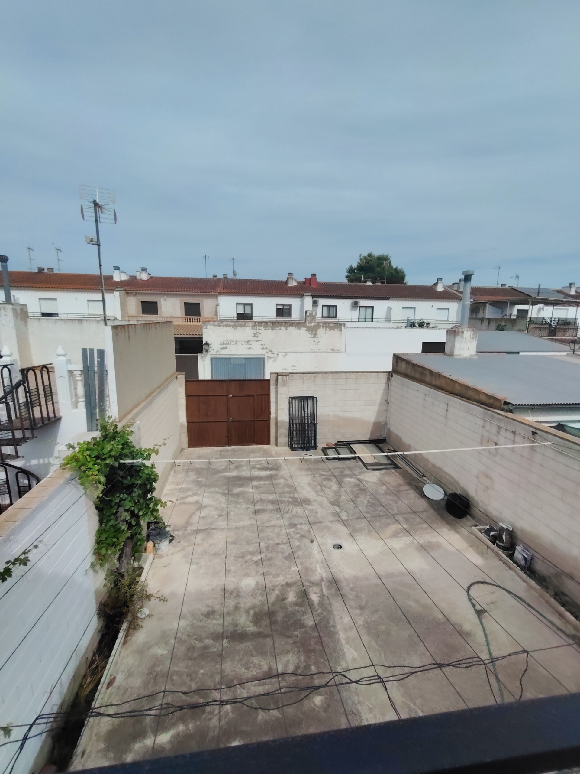 Graciano Inmobiliaria vende, chalet adosado en Aguas Nuevas a 11 kilómetros de Albacete en la zona de la avenida del cuartel de la guardia civil.
