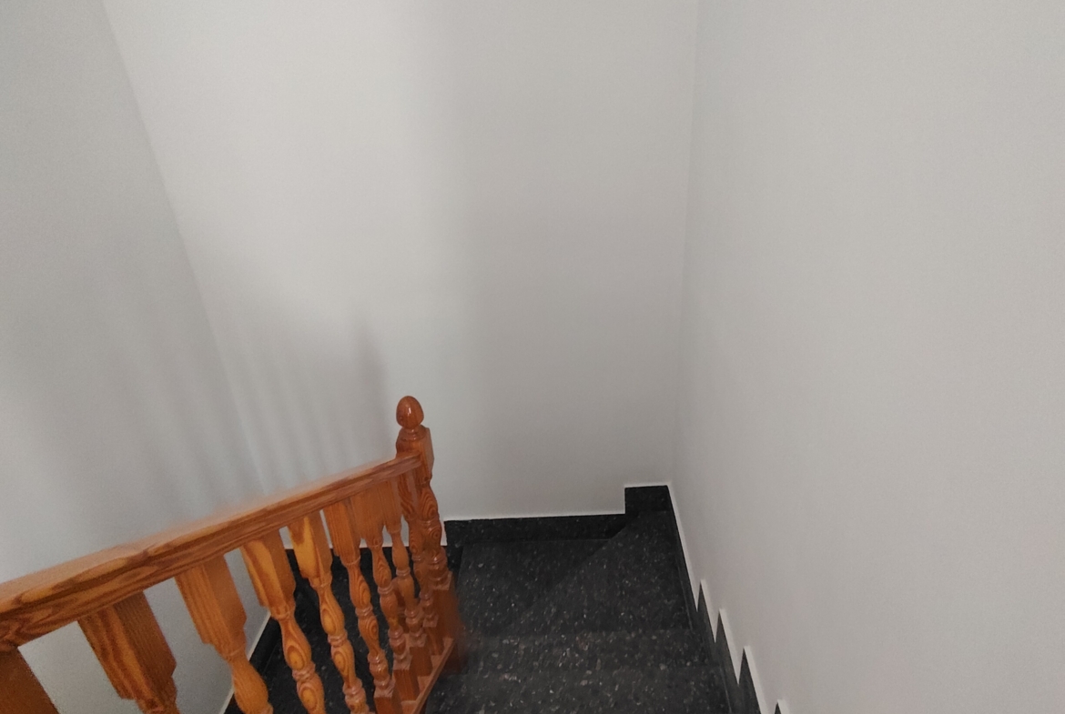Graciano Inmobiliaria vende, chalet adosado en Aguas Nuevas a 11 kilómetros de Albacete en la zona de la avenida del cuartel de la guardia civil.