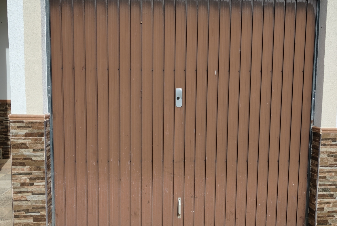 Graciano Inmobiliaria vende, chalet adosado en Aguas Nuevas a 11 kilómetros de Albacete en la zona de la avenida del cuartel de la guardia civil.