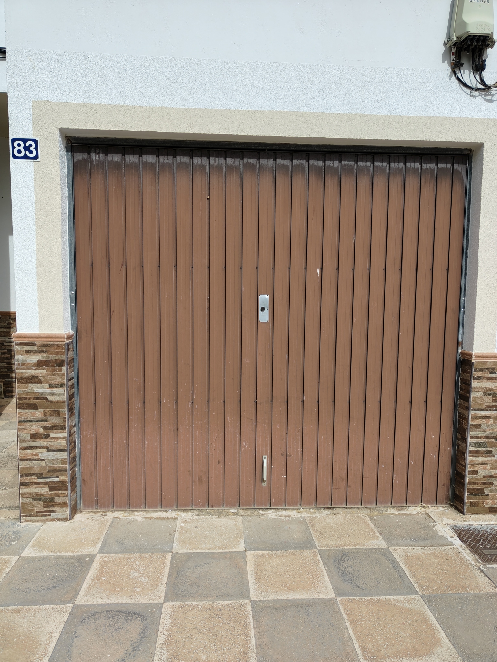 Graciano Inmobiliaria vende, chalet adosado en Aguas Nuevas a 11 kilómetros de Albacete en la zona de la avenida del cuartel de la guardia civil.