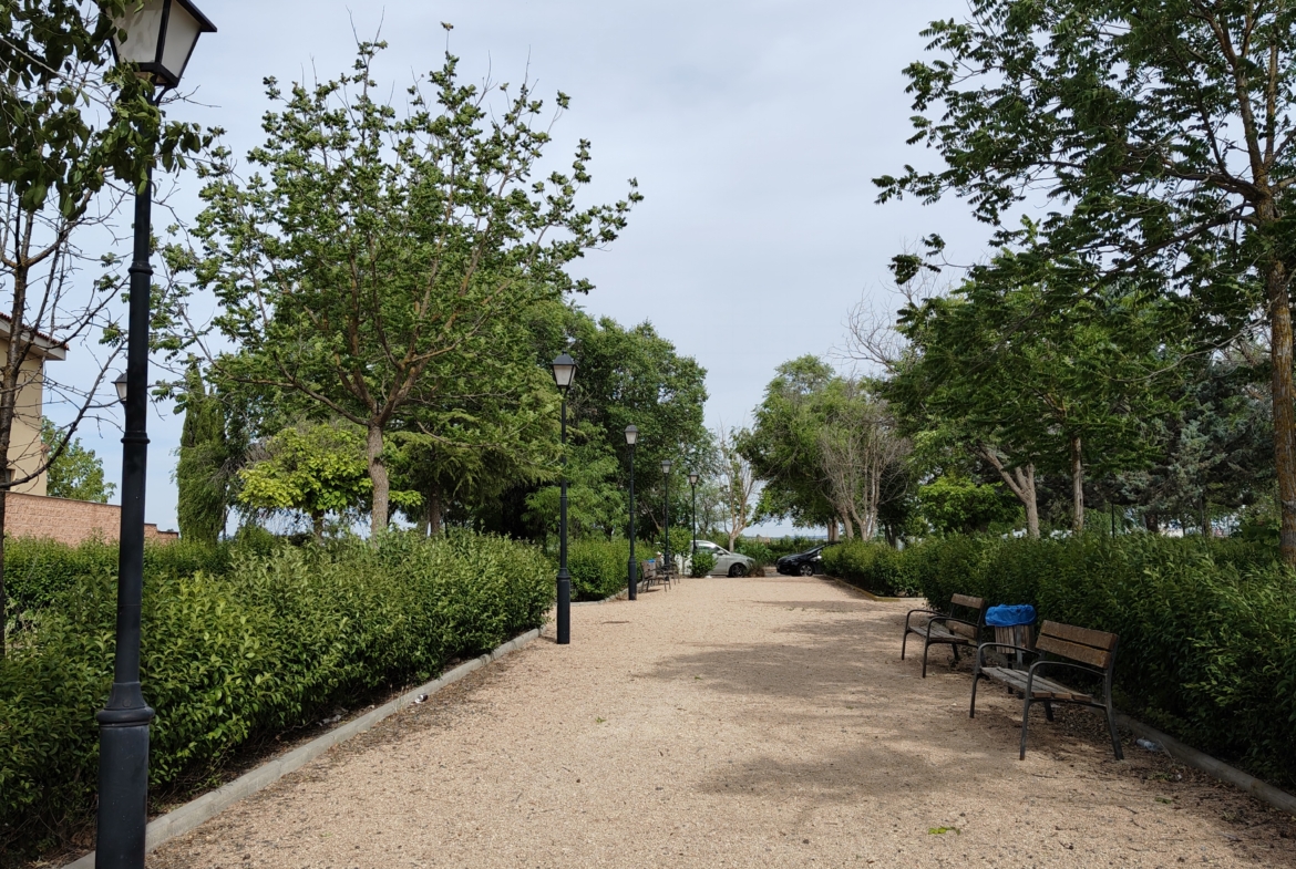 Graciano Inmobiliaria vende, chalet adosado en Aguas Nuevas a 11 kilómetros de Albacete en la zona de la avenida del cuartel de la guardia civil.