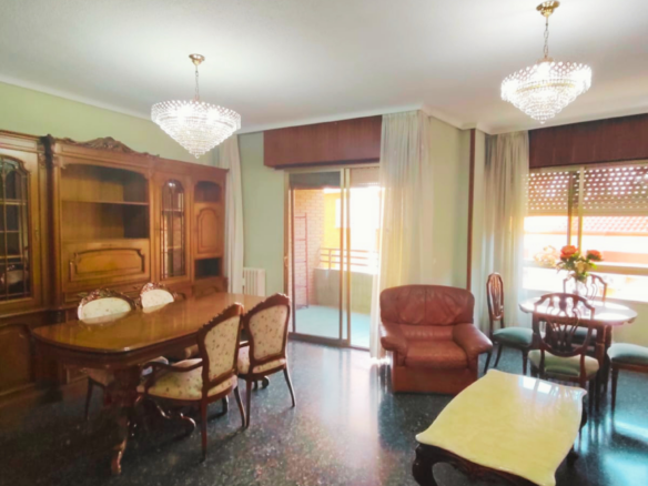 Piso en venta situado estratégicamente al principio de la calle Baños, junto a la calle Feria