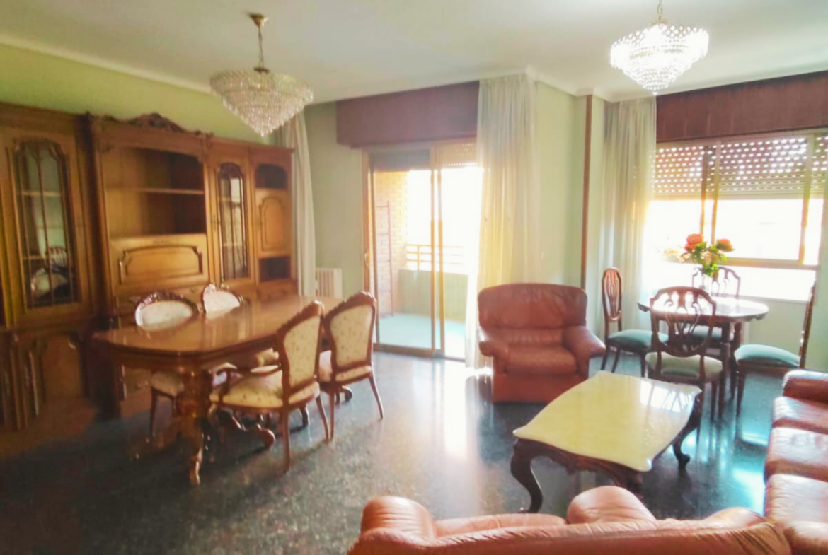 Piso en venta situado estratégicamente al principio de la calle Baños, junto a la calle Feria