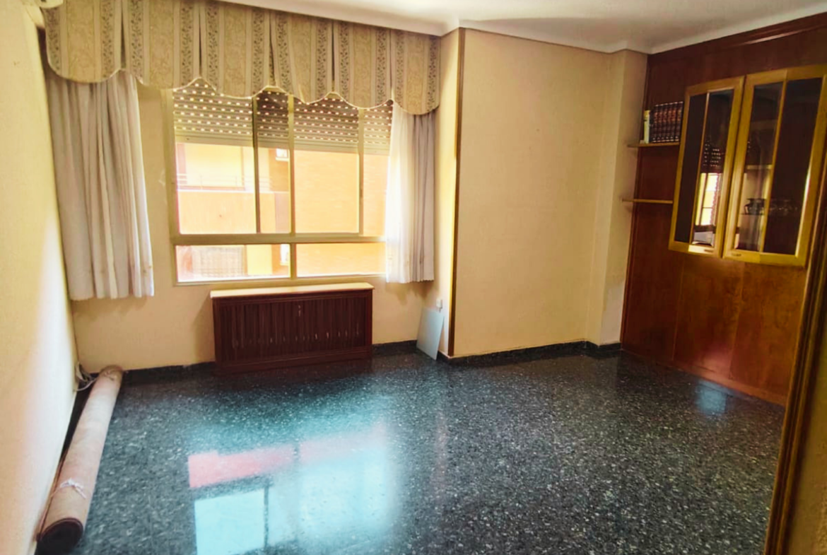 Piso en venta situado estratégicamente al principio de la calle Baños, junto a la calle Feria