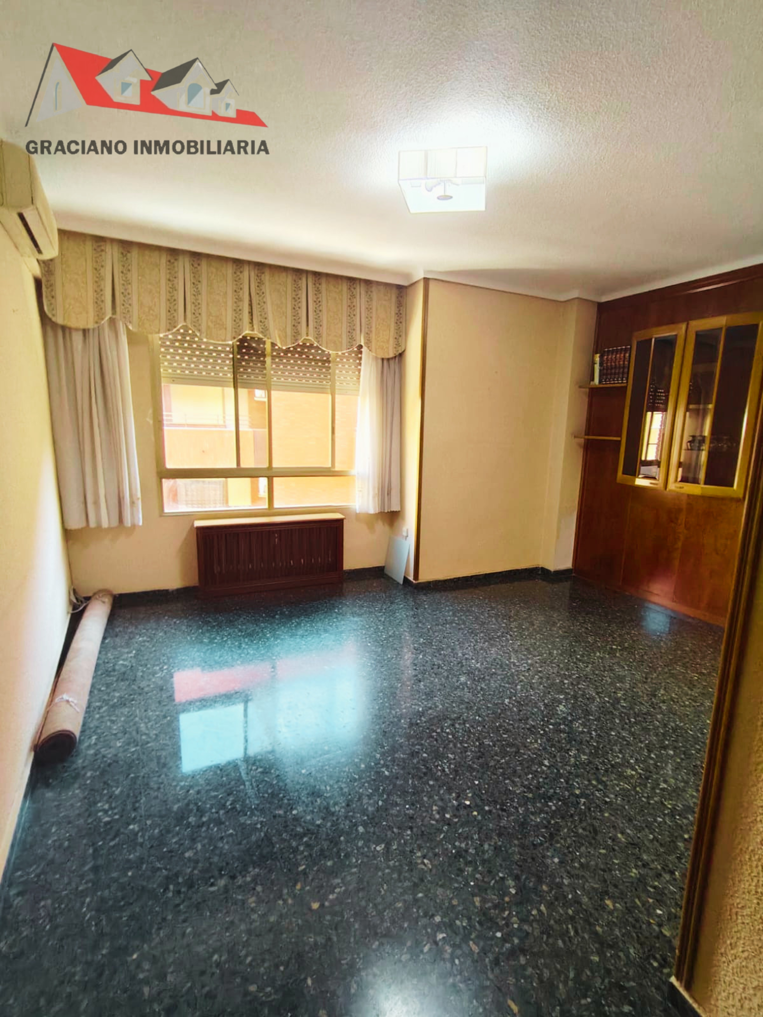 Piso en venta situado estratégicamente al principio de la calle Baños, junto a la calle Feria