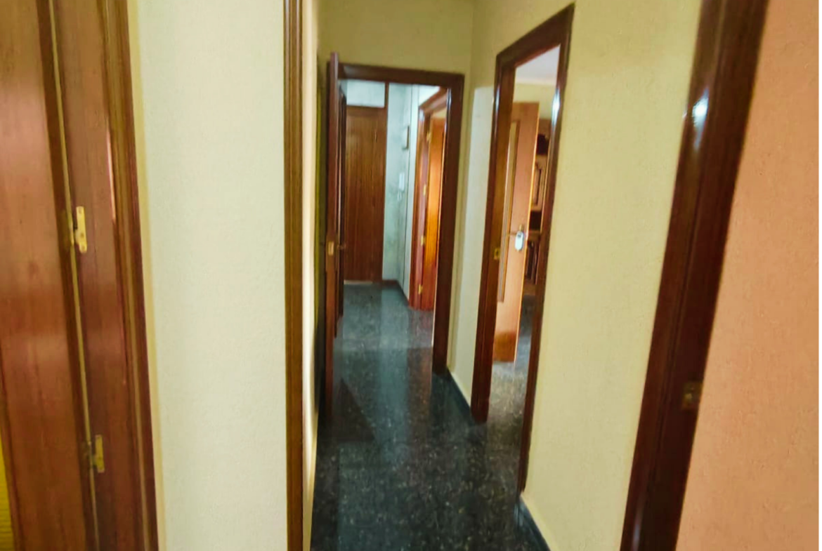 Piso en venta situado estratégicamente al principio de la calle Baños, junto a la calle Feria