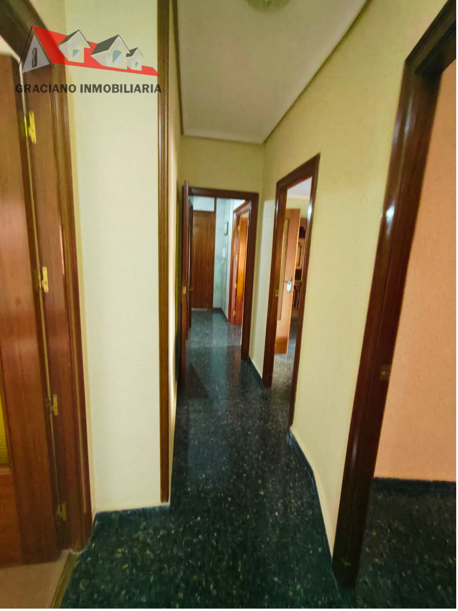 Piso en venta situado estratégicamente al principio de la calle Baños, junto a la calle Feria