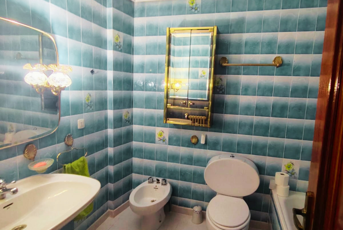 Piso en venta situado estratégicamente al principio de la calle Baños, junto a la calle Feria